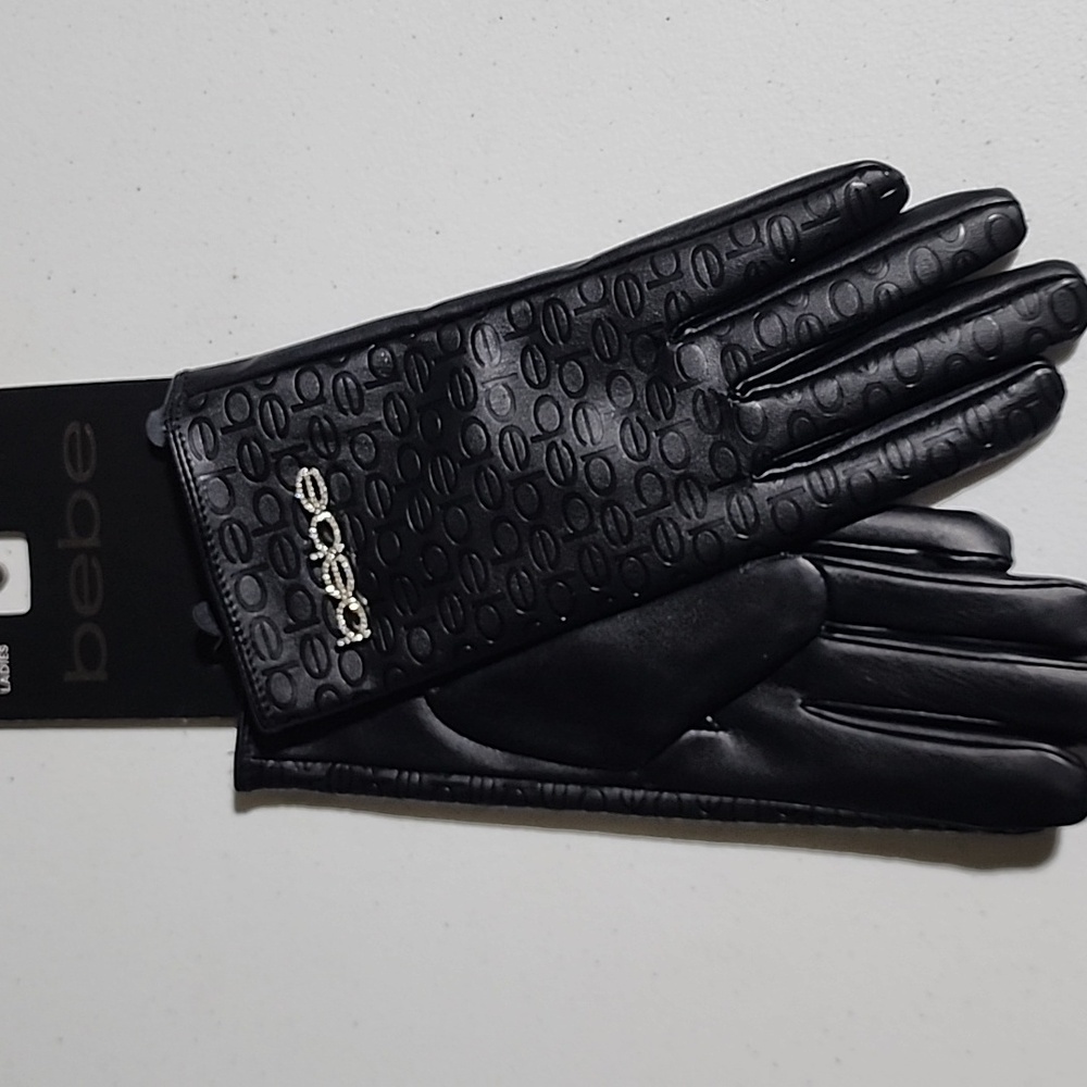 Sleek Black and Silver Mittens for Stylish Warmth